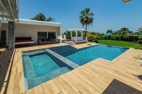V06 Casa Corazón · 3-level black pool Villa W/  jet tub & rooftop (1410)