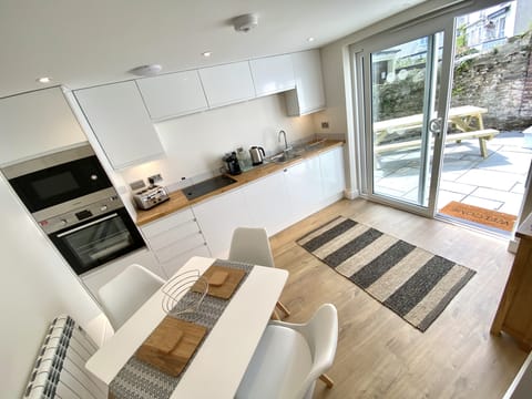 Kitchen & Dining Area