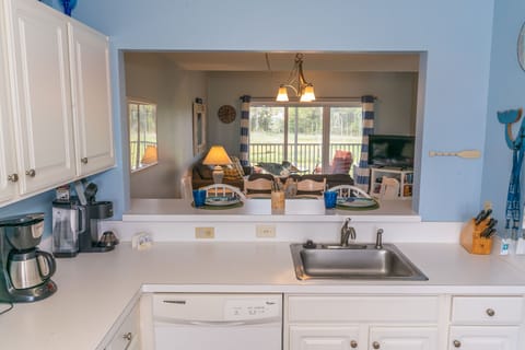 pass through bar from kitchen to dining room