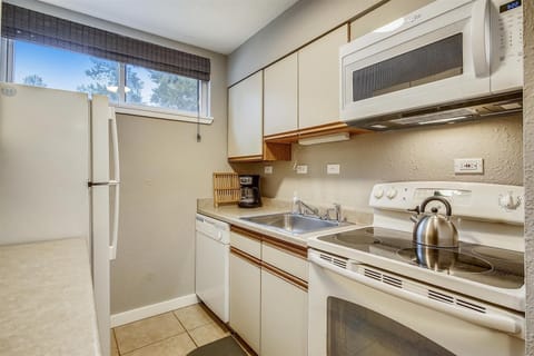Kitchen / fully stocked