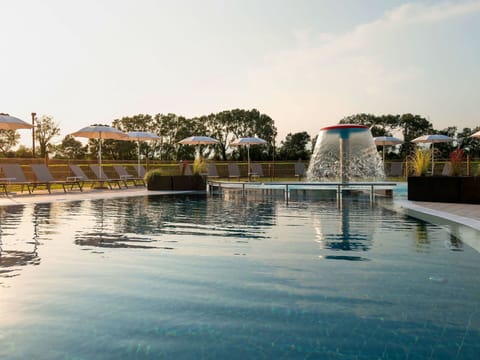 Water, Sky, Water Resources, Cloud, Tree, Plant, Fountain, Leisure, City, Swimming Pool