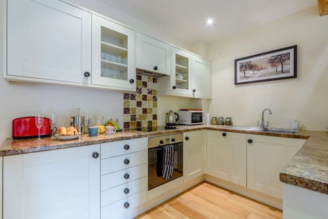 Will's Cottage Kitchen - StayCotswold