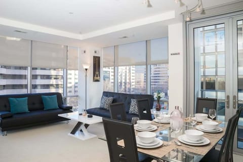 Apartment, 2 Bedrooms | Dining