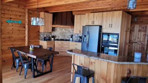 Fully-equipped kitchen with 6 seater table plus counter stools. 