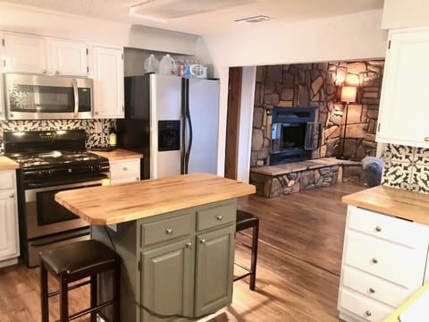 Charming kitchen w 2 seat island and breakfast nook that can seat 6 or more.
