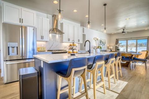 Stunning Mountain Modern Home is a repeat guest favorite! Come see what all the fuss is about in this 4 bedroom 4.5 bath showstopper. See you soon!