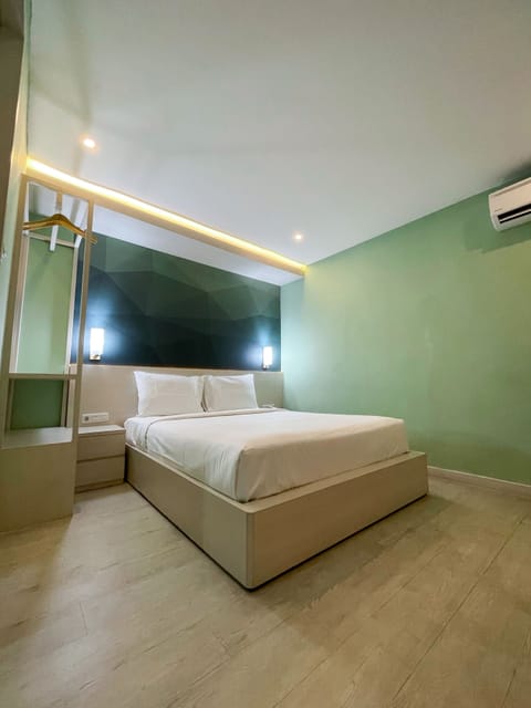 Deluxe Double Room, 1 Queen Bed, Smoking | Desk, free WiFi, bed sheets