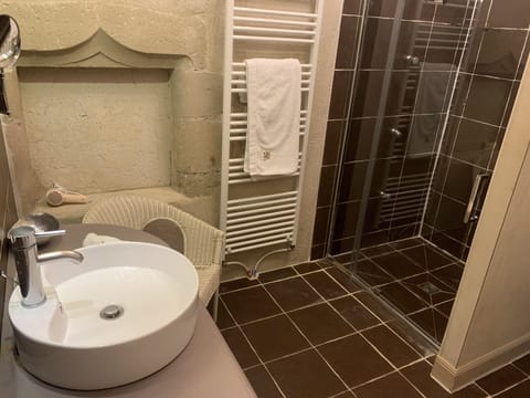 Deluxe Room, 1 Queen Bed | Bathroom | Hair dryer, bathrobes, towels