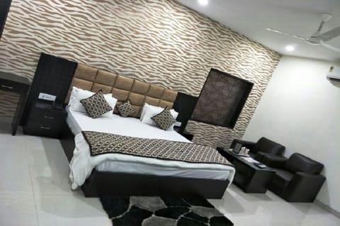 Premium bedding, down comforters, minibar, individually decorated