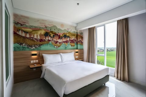 Junior Suite | Premium bedding, in-room safe, desk, iron/ironing board
