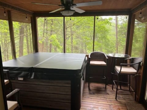 Screened Porch/ Hot Tub