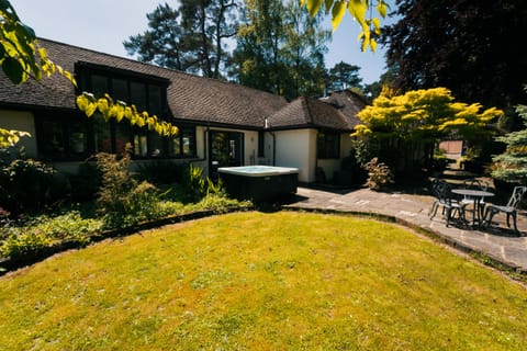 Historical cottage set in beautiful gardens with Hot Tub