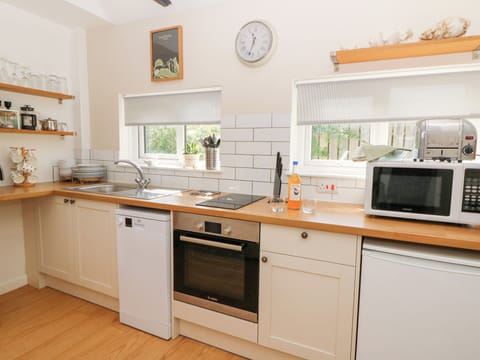 Cottage | Private kitchen | Fridge, dishwasher, electric kettle, toaster