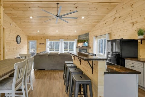 Kitchen bar that seats up to 4