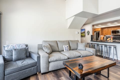 Living Room / Wood Burning Fireplace / Flat Screen TV / Dining Table / Kitchen Bar with 4 Stools