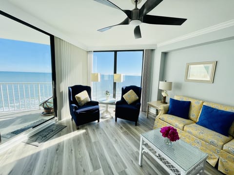 Large living area with pull out Queen Sized sofa bed!
