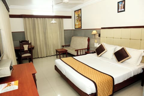 Deluxe Double Room, 1 Bedroom | Minibar, in-room safe, desk, laptop workspace