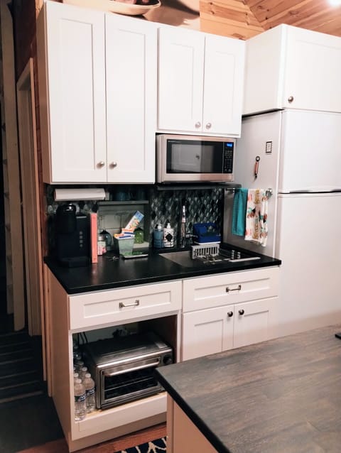 kitchen large sink, granite counters, microwave & full size fridge w/ freezer