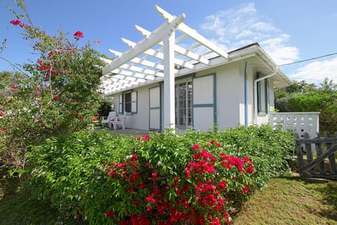 Belmont Cottage nestled in a tropical garden in Belmont Estate