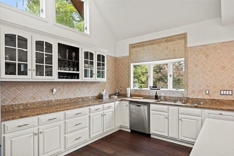Ample sunlight in the kitchen from the top windows. 