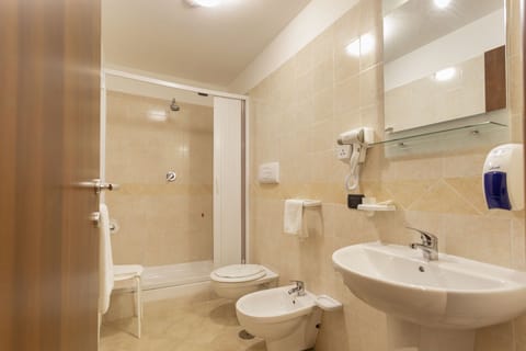 Classic Double Room, 1 Double Bed | Bathroom | Free toiletries, towels