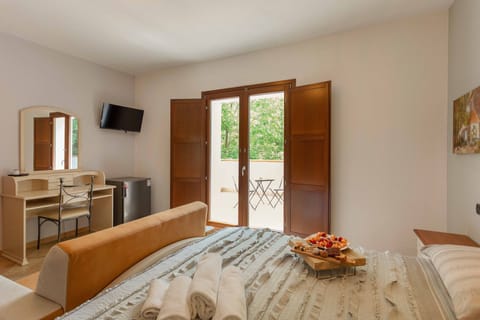 Deluxe Suite | Desk, cribs/infant beds, free WiFi