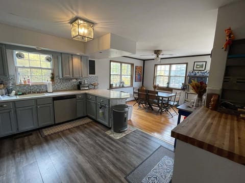 Open floorplan spacious kitchen and dining area
