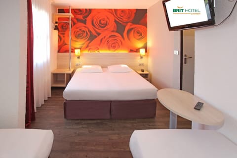 Quadruple Room | Desk, soundproofing, iron/ironing board, free WiFi