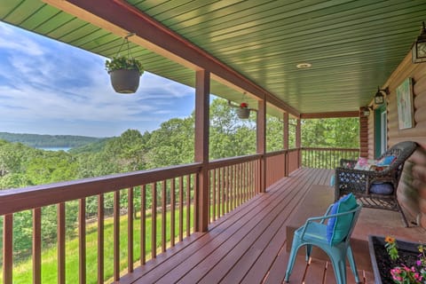 Eureka Springs Vacation Rental | 3BR | 3BA | 2 Steps to Enter | 3,200 Sq Ft