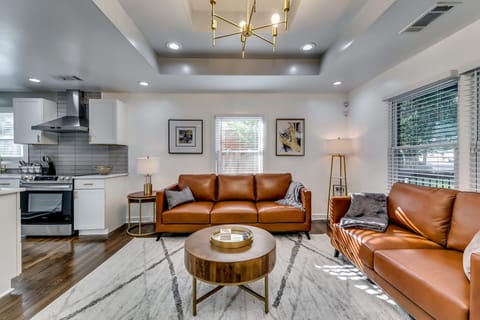 Relax/Enjoy this Oasis in the City!
Virtual tour & more on IG @thereddoorbnb !
