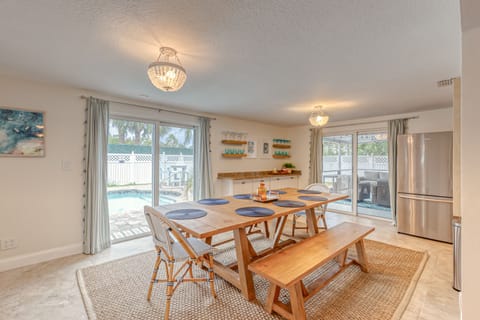 Bar is located in dining area and off kitchen for entertaining and extra space