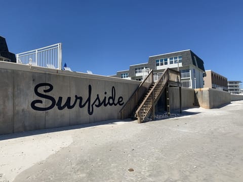 Short flight of steps from pool deck to beach