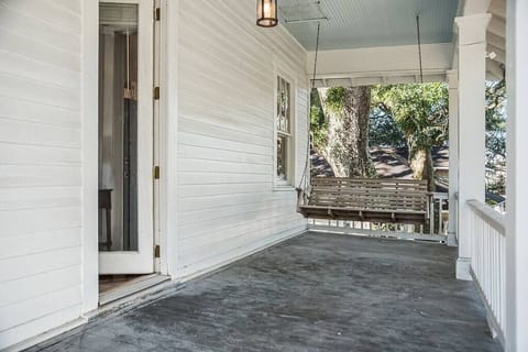Beautiful porch overlooking Old Shell Rd, come watch the Mardi Gras parades or enjoy an evening glass of wine!
