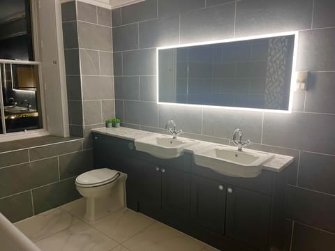 King Size Suite | Desk, iron/ironing board, free WiFi, bed sheets