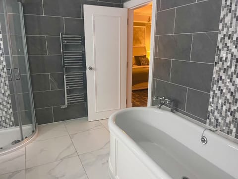 King Size Suite | Bathroom | Hair dryer