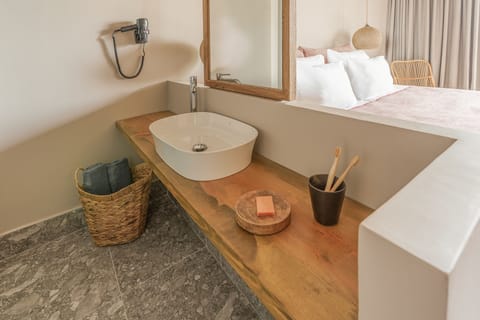 Shower, rainfall showerhead, free toiletries, hair dryer