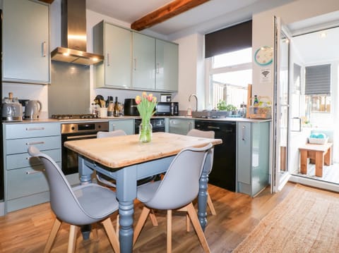 Cottage | Private kitchen | Fridge, dishwasher, electric kettle, toaster