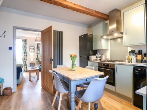 Cottage | Private kitchen | Fridge, dishwasher, electric kettle, toaster