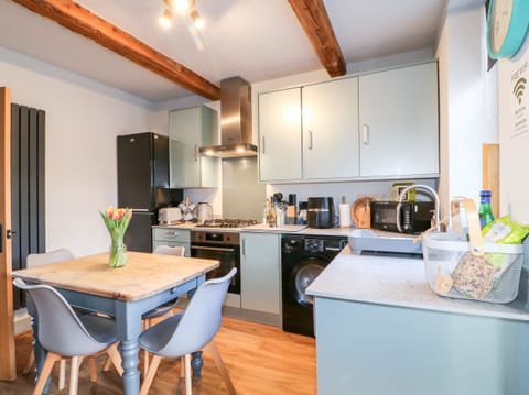 Cottage | Private kitchen | Fridge, dishwasher, electric kettle, toaster