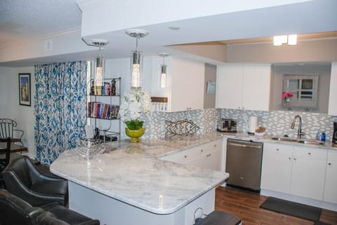 Beautiful kitchen, granite countertops.