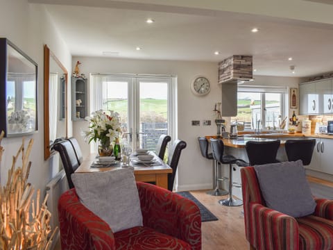 Open plan living space | Mountain View, Morfa Bychan