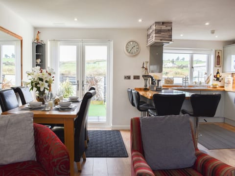 Open plan living space | Mountain View, Morfa Bychan