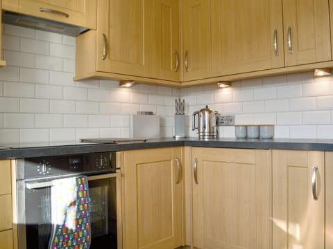 Kitchen | Wise Cottage - Great Grove Apartments, Keswick