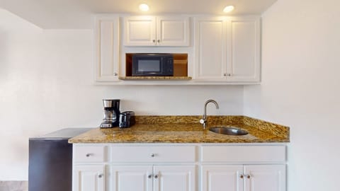 Deluxe Superior Double | Private kitchen | Fridge, microwave, coffee/tea maker, toaster