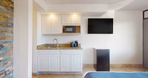 Deluxe Queen | Minibar, in-room safe, individually decorated, individually furnished