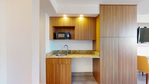 Family Suite | Private kitchen | Fridge, microwave, coffee/tea maker, toaster