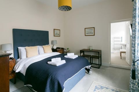 King Size Bed with Ensuite Bathroom