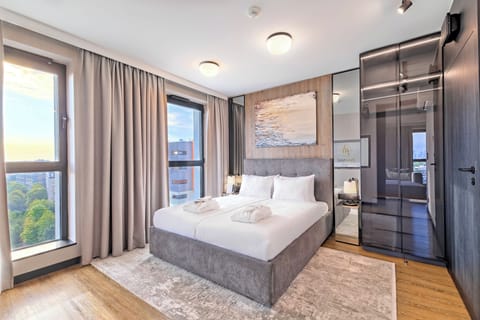 Junior Suite | Minibar, in-room safe, desk, laptop workspace