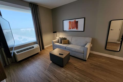 1 Queen Bed, One-Bedroom Suite, Mobility Accessible Suite, Bathtub w/ Grab Bars, NSMK | Free WiFi