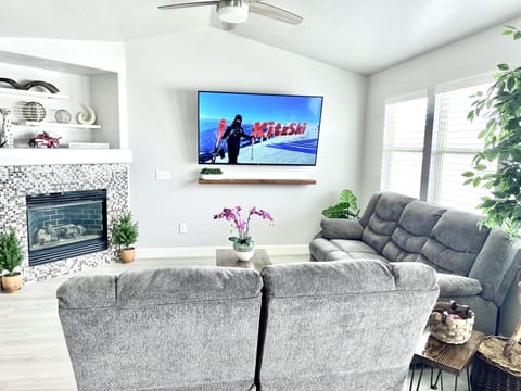 Cozy living room & fireplace
